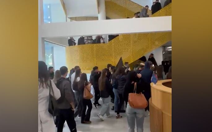 Studentët e Fakultetit të Ekonomikut kanë bojkotuar mësimin për t’iu bashkuar protestës para Ministrisë së Arsimit. Me thirrjet “Bashkohuni me ne!” dhe “Rama, j