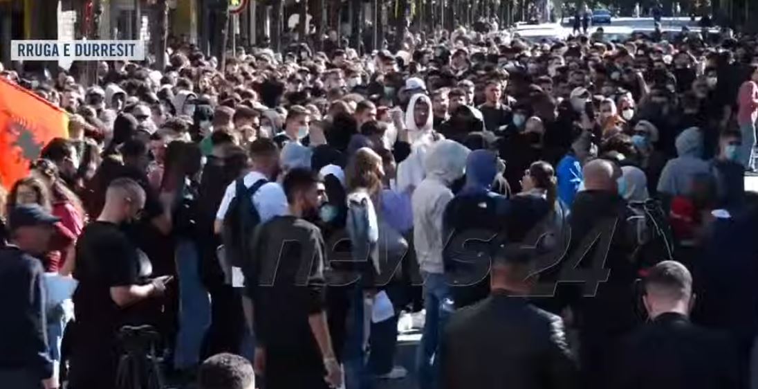Studentët nuk presin dot! Braktisin auditorët, mblidhen para Ministrisë së Arsimit mbi dy orë para orarit të paralajmëruar: Rinia në aksion