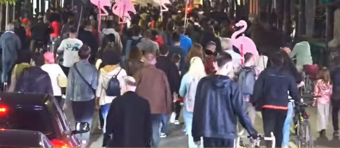 “Ju erdhi fundi”/ Pas ndalimit te “Blloku i Sigurisë”, protestuesit marshojnë në rrugët e Tiranës: Shqipëria po bën revolucion